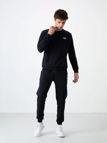 Survêtement Tommy Life en noir : devant