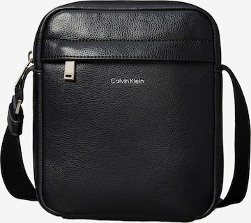 Calvin Klein Umhängetasche in Schwarz: Vorderseite
