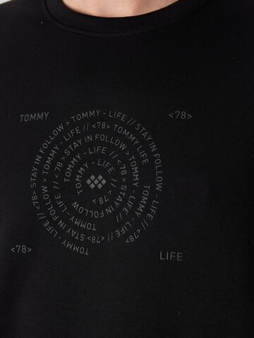 Tommy Life Särk 'T-Shirts', värv must