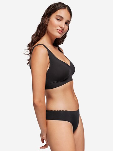 Gisela Thong ' 6 ' in Black