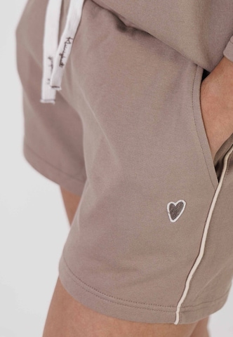 Regular Pantalon 'Pery' Kleinigkeit en marron