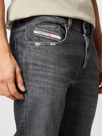 DIESEL Slimfit Jeans '2019 D-Strukt' in Zwart