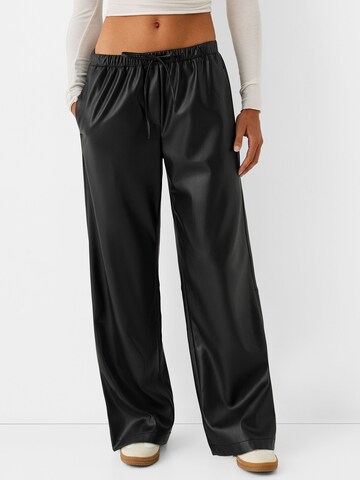 Bershka Wide leg Trousers in Black: front