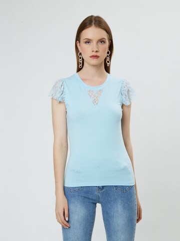 Influencer - Camisa em azul: frente