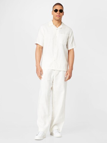 Coupe regular Chemise WEEKDAY en blanc