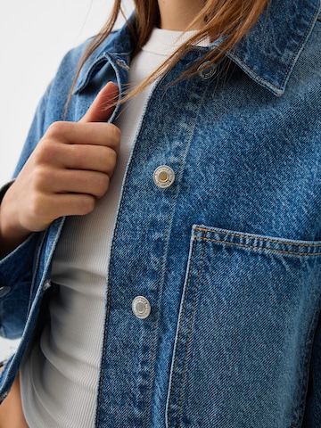 Geacă de primăvară-toamnă de la Bershka pe albastru