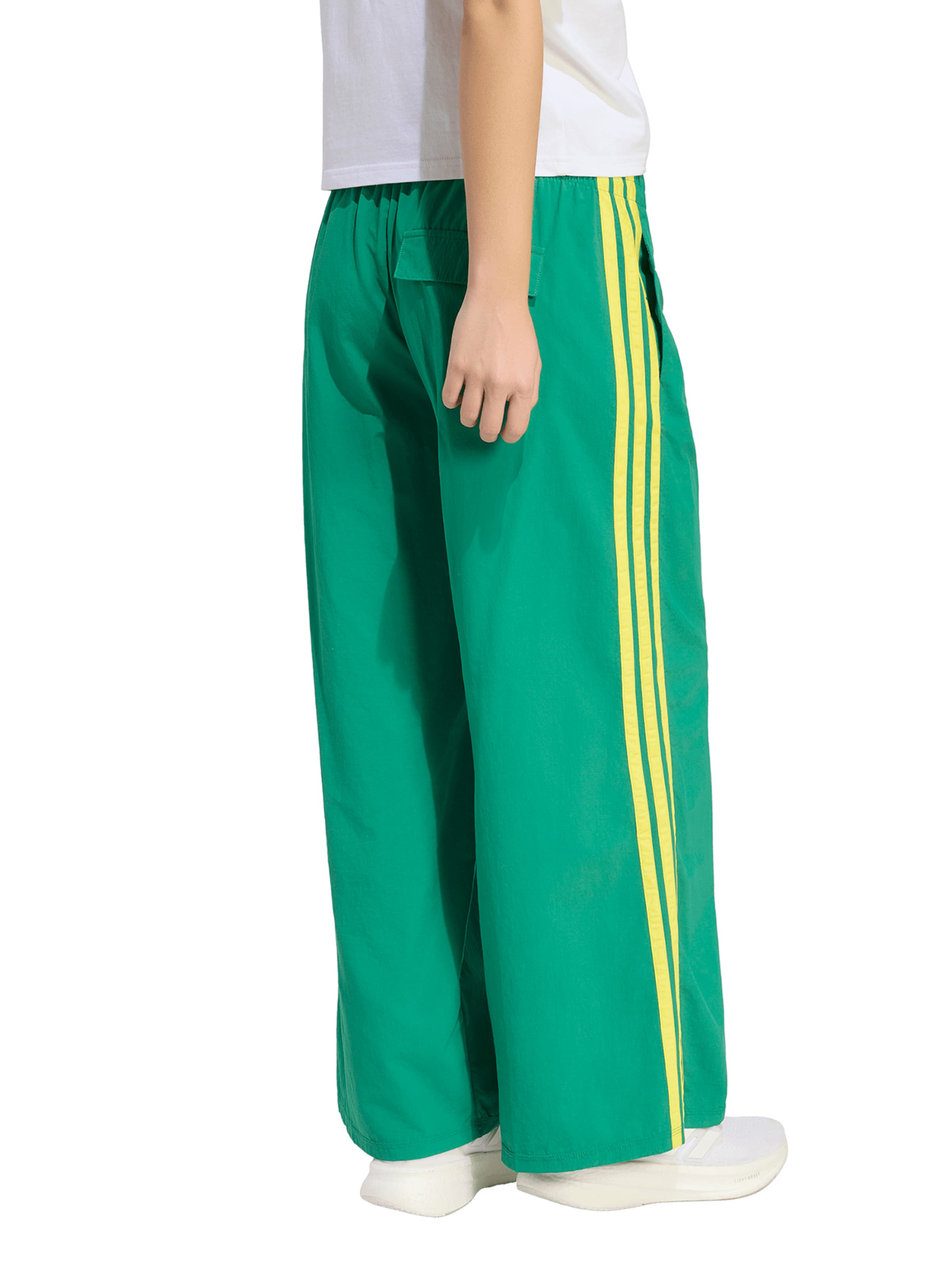 ADIDAS SPORTSWEAR Baggy Спортивные штаны 'Essentials' в Зеленый