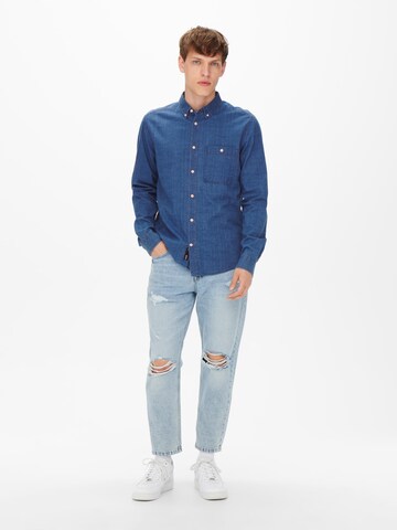 Only & Sons جينز مضبوط قميص 'Chambray' بلون أزرق