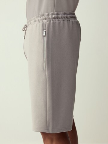 Next regular Bukser i grå