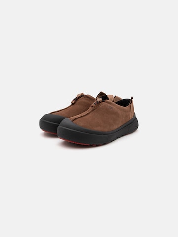 UGG - Sapatilhas slip-on 'Tasman Outpost' em castanho
