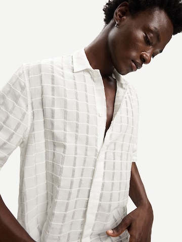 Bershka Comfort Fit Skjorte i hvid