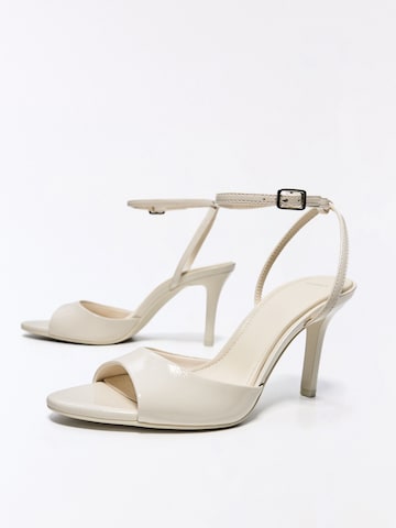 Bershka Sandali s paščki | bela barva