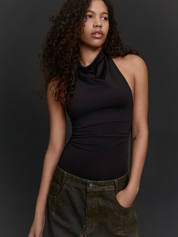 BershkaBodi majica - crna boja: prednji dio