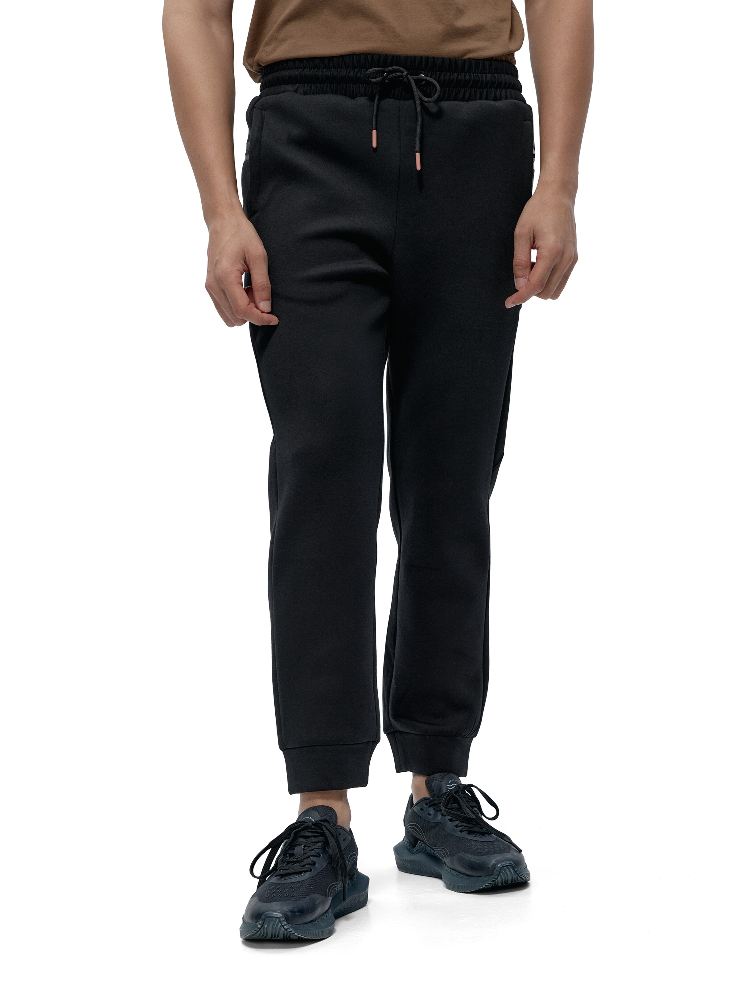 Born Living Yoga Regular Sportbroek ' Lomond Lite ' in Zwart: voorkant