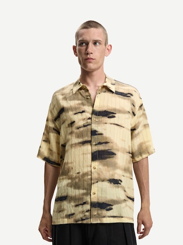 Bershka Comfort Fit Skjorta i gul: framsida