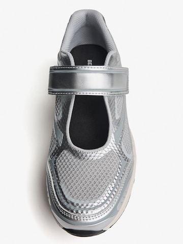 Sneaker low de la Bershka pe argintiu