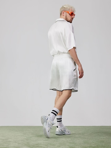 ABOUT YOU x Rewinside Loosefit Shorts 'ARAS' in Weiß