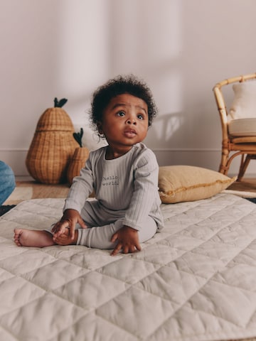 Next Set 'Hello World' i grå