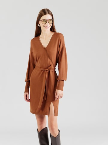 Robes en maille 'VIRICKY' VILA en marron : devant