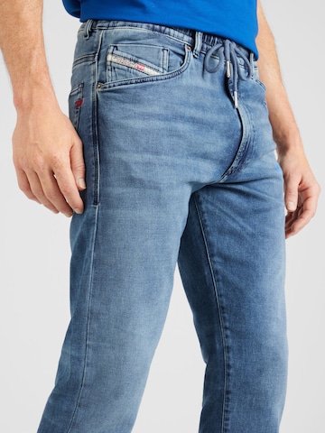 DIESEL גזרת סלים ג'ינס 'KROOLEY' בכחול