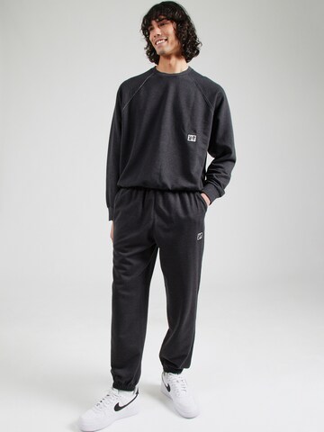Tapered Pantaloni sport 'HERITAGE' de la NIKE pe negru