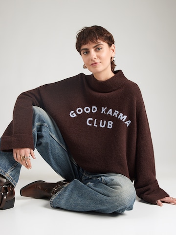 OH APRIL Pullover in Braun: Vorderseite