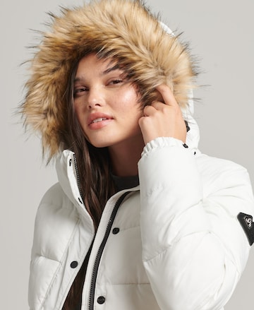 Veste d’hiver Superdry en blanc