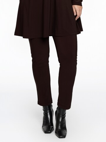 Coupe slim Pantalon ' Dolce ' Yoek en marron : devant