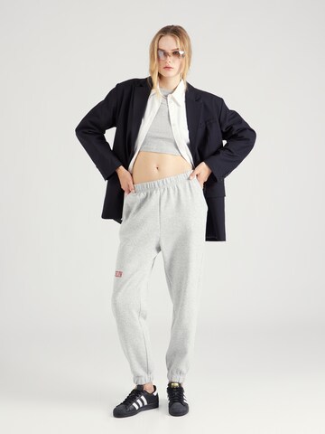 PIECES - Tapered Pantalón 'AMY' en gris