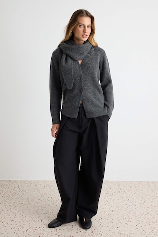Trendyol Strickjacke in Grau