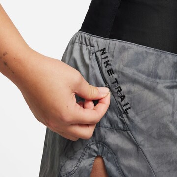 Largi Pantaloni sport 'TRAIL RPL' de la NIKE pe gri