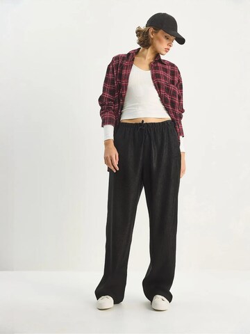 regular Pantaloni di Bianco Lucci in nero