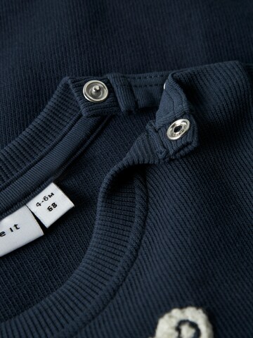 Sweat 'NBMKENNIE' NAME IT en bleu