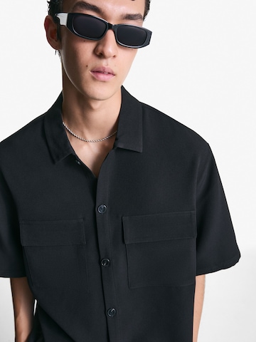 Bershka Comfort Fit Риза в черно