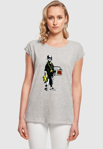 Merchcode Shirt 'Brandalised - Boy With Teddy' in Grau: Vorderseite