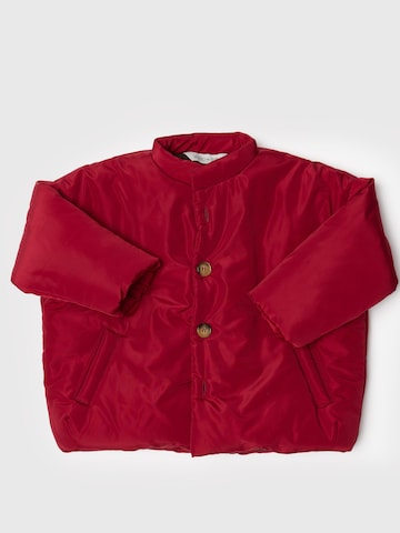 Maru + Bo Winterjacke 'PADDED WEATHER-RESISTANT BOXY JACKET WITH BUTTONS'‌ in Rot: Vorderseite