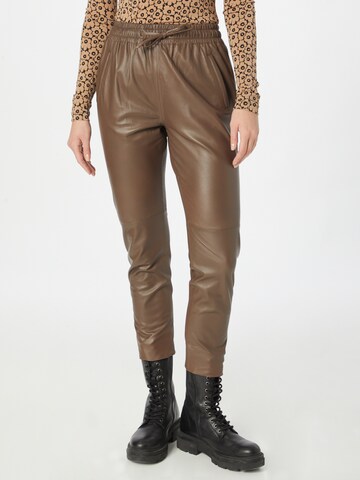 Coupe slim Pantalon 'GIFT' OAKWOOD en marron : devant