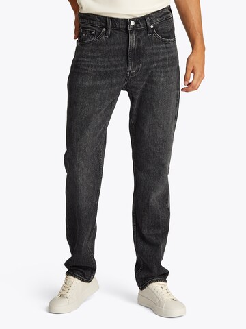 Tommy Jeans - Slimfit Vaquero 'RYAN' en negro: frente