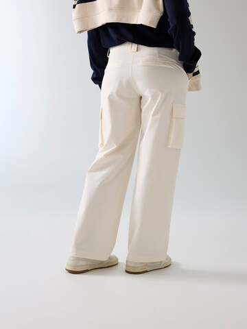 GUESS Regular Cargo Pants in White