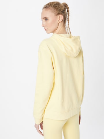 ADIDAS ORIGINALS Sweatshirt 'Adicolor Essentials ' i gul