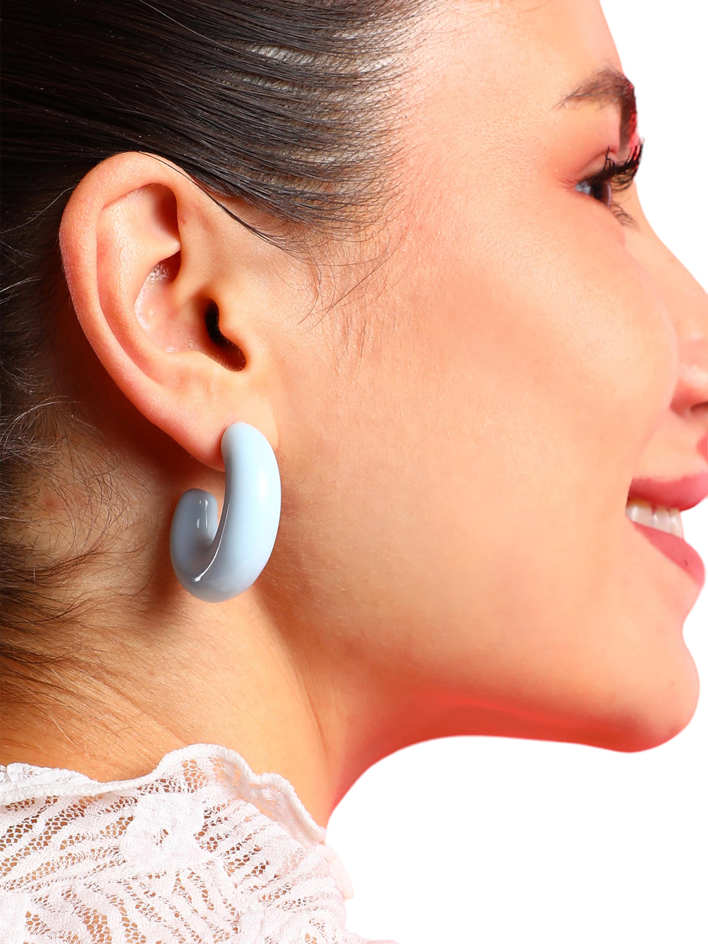 SOHI Örhängen 'Kirpa' i blå: framsida