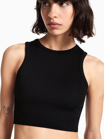 Top de la Bershka pe negru