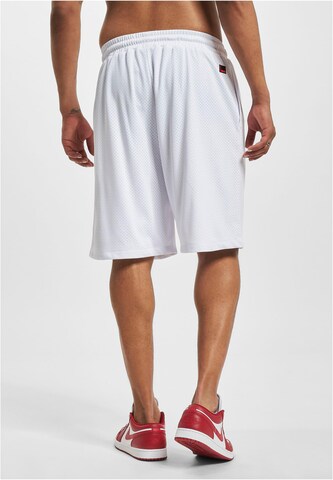 FUBU Regular Shorts in Weiß