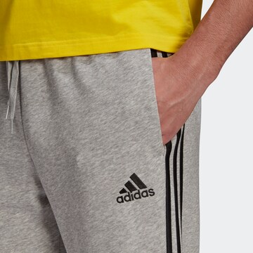 ADIDAS SPORTSWEAR Zúžený Sportovní kalhoty 'Essentials French Terry Tapered Cuff 3-Stripes' – šedá