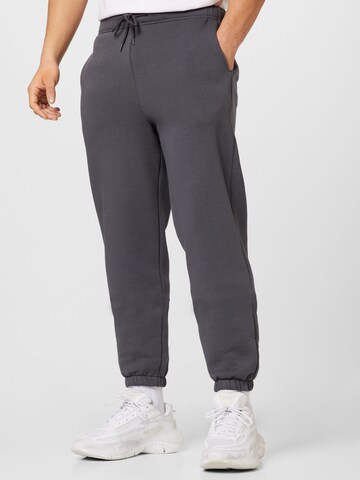 ABOUT YOU - Tapered Pantalón 'Jake' en gris: frente