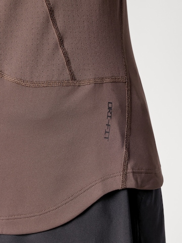 T-Shirt fonctionnel NIKE en marron