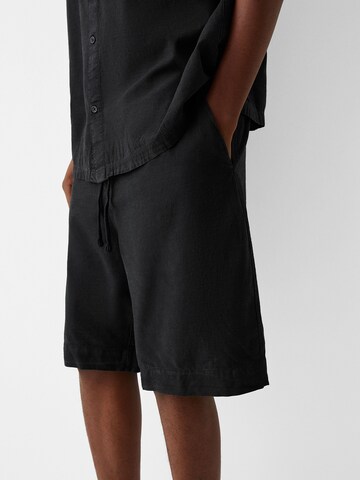 Bershka Regular Shorts in Schwarz