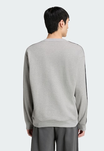 ADIDAS SPORTSWEAR - Sweatshirt de desporto 'Essentials' em cinzento