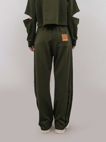 regular Pantaloni di 4TAILORS in verde: frontale