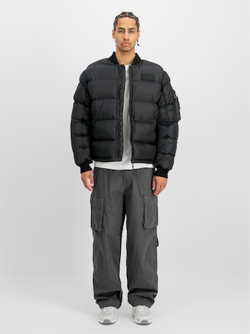ALPHA INDUSTRIES Jacke 'MA-1' in Schwarz: Vorderseite